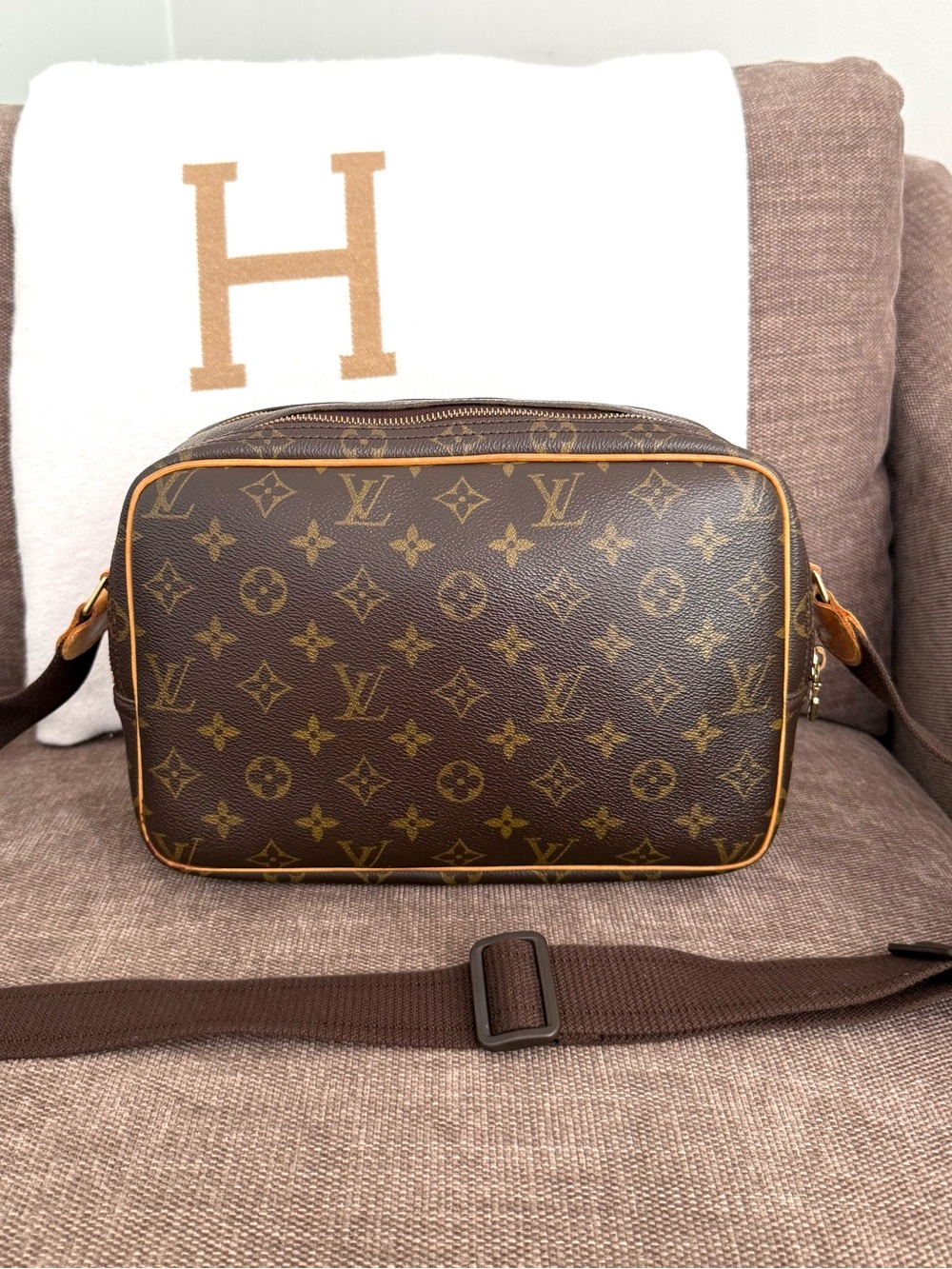 Authentic Louis Vuitton Reporter PM unisex messenger crossbody bag monogram LV - Picture 8 of 16